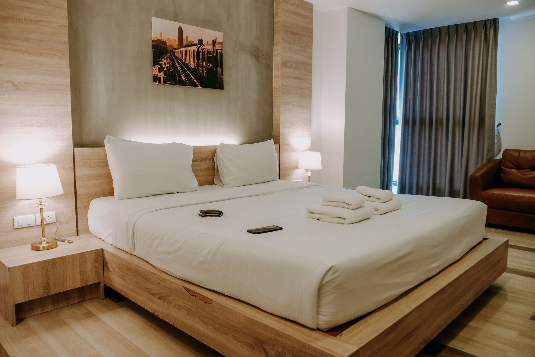 Habitación de hotel con cama matrimonial y luz cálida